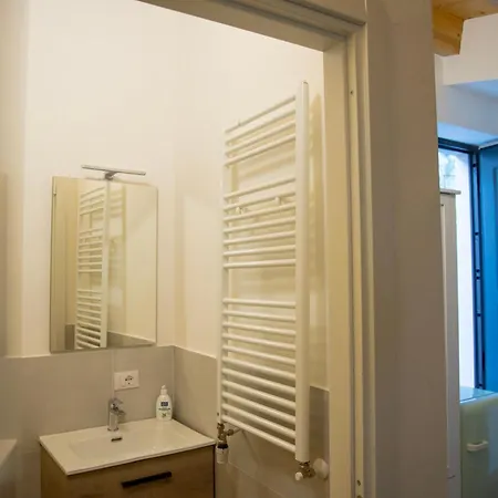 לינה וארוחת בוקר Anele 3*