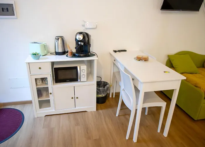 לינה וארוחת בוקר Anele 3*