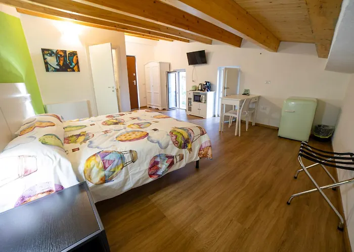 לינה וארוחת בוקר Anele 3*