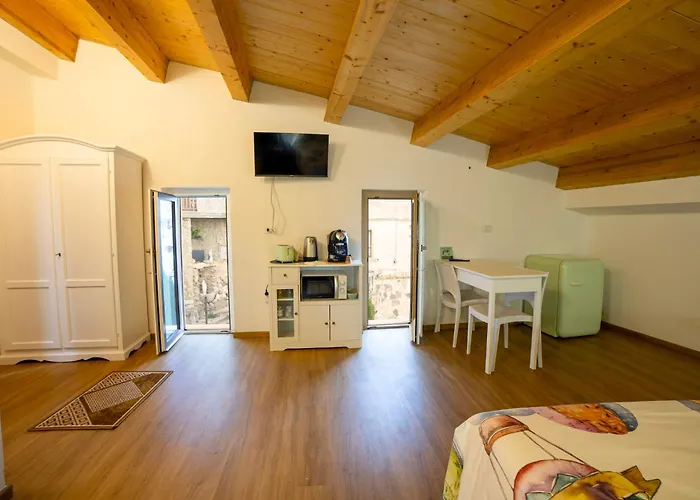 לינה וארוחת בוקר Anele 3*